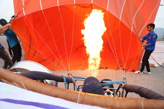 Hà Tĩnh: Trình diễn bay khinh khí cầu chào mừng SEA Games 31 ảnh 6