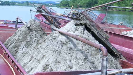 Hà Tĩnh: Phát hiện 6 sà lan khai thác cát trái phép trên sông ảnh 2