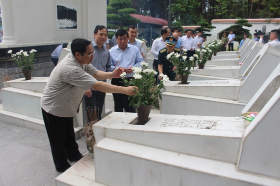 Thủ tướng Chính phủ dâng hương tại Khu di tích lịch sử quốc gia Ngã ba Đồng Lộc ảnh 7
