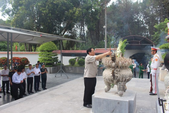Thủ tướng Chính phủ dâng hương tại Khu di tích lịch sử quốc gia Ngã ba Đồng Lộc ảnh 4