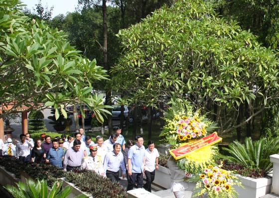 Chủ tịch Quốc hội Vương Đình Huệ dâng hương tại Khu di tích Ngã ba Đồng Lộc ảnh 1