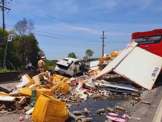 Hà Tĩnh: Tai nạn giao thông liên hoàn, nhiều phương tiện bị hư hỏng ảnh 11