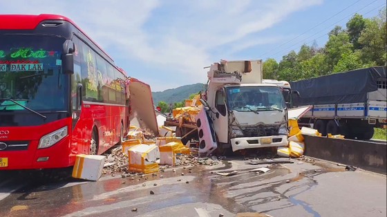 Hà Tĩnh: Tai nạn giao thông liên hoàn, nhiều phương tiện bị hư hỏng ảnh 1