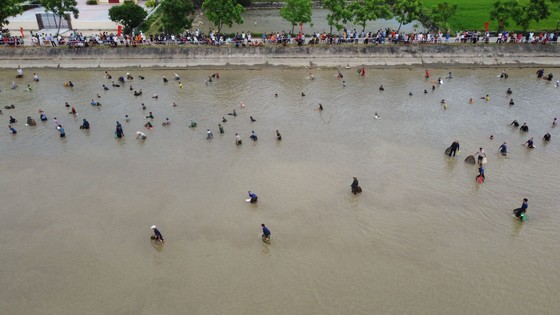 Hàng trăm người nô nức bắt cá hồ Đập Lổ ở Hà Tĩnh ảnh 17