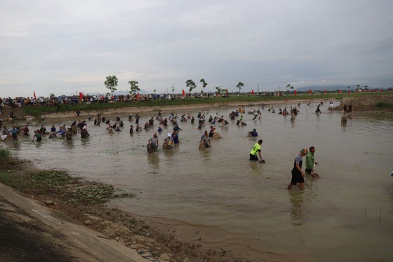 Hàng trăm người nô nức bắt cá hồ Đập Lổ ở Hà Tĩnh ảnh 15