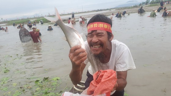 Hàng trăm người nô nức bắt cá hồ Đập Lổ ở Hà Tĩnh ảnh 3