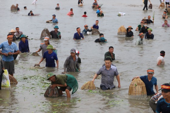 Hàng trăm người nô nức bắt cá hồ Đập Lổ ở Hà Tĩnh ảnh 5