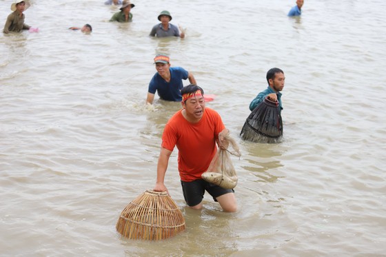 Hàng trăm người nô nức bắt cá hồ Đập Lổ ở Hà Tĩnh ảnh 32