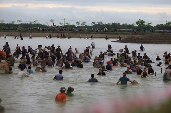 Hàng trăm người nô nức bắt cá hồ Đập Lổ ở Hà Tĩnh ảnh 30
