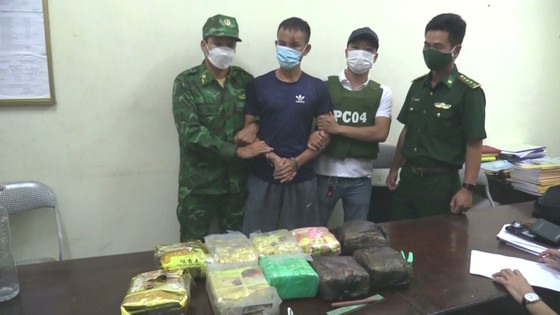 Bắt đối tượng thuê taxi vận chuyển 10kg ma túy đá ảnh 3