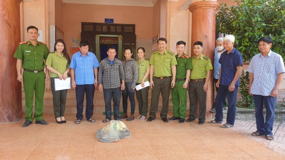 Người dân giao nộp rắn hổ mang chúa nặng 5,5kg ảnh 2