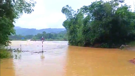 Hà Tĩnh: Ngập cầu tràn trên sông Ngàn sâu, bản Rào Tre bị chia cắt ảnh 2