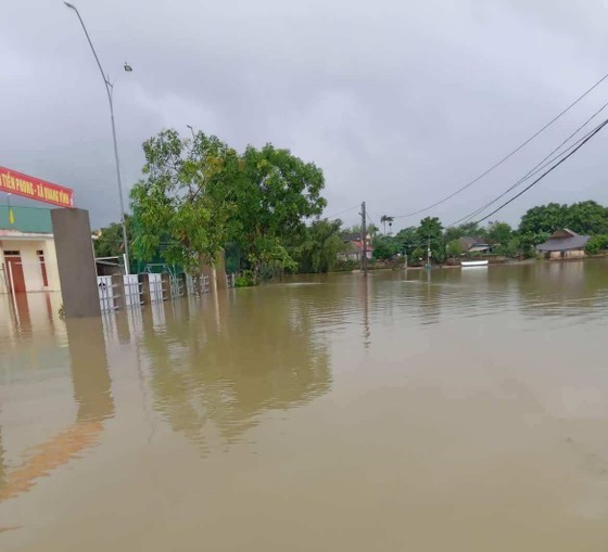 Hà Tĩnh: Nhiều nơi bị ngập lụt, chia cắt ảnh 1