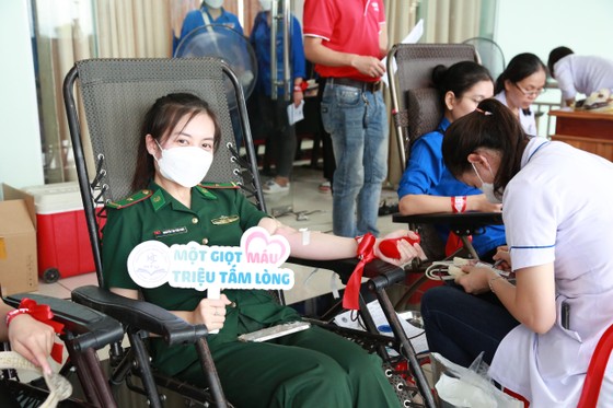 Tiếp nhận hàng trăm đơn vị máu trong chương trình 'Trao giọt hồng - gửi yêu thương' ảnh 4
