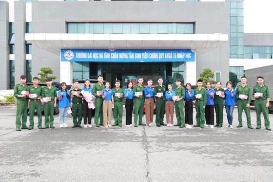Tiếp nhận hàng trăm đơn vị máu trong chương trình 'Trao giọt hồng - gửi yêu thương' ảnh 7