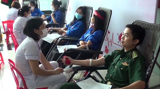 Tiếp nhận hàng trăm đơn vị máu trong chương trình 'Trao giọt hồng - gửi yêu thương' ảnh 3