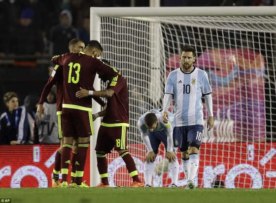 Lionel Messi và tuyển Argentina thất vọng trong đà trượt dài về phong độ.