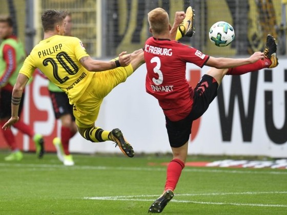 Dortmund (trái) đã hoàn toàn bất lực trong việc tìm kiếm mành lưới của Freiburg    