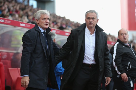 Sự căng thẳng giữa Jose Mourinho (phải) và Mark Hughes trong trận đấu.