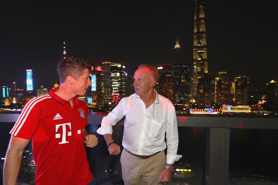 Robert Lewandowski (trái) sẽ gặp rắc rối với ông Karl-Heinz Rummenigge về chuyện chỉ trích CLB. Ảnh: Getty Images