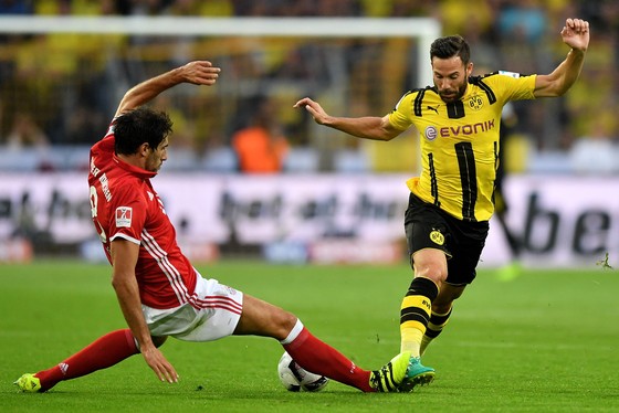 Dortmund (phải) được xem là có khả năng thách thức Bayern Munich trong cuộc đua giành chiếc Đĩa bạc ở mùa giải này. Ảnh: Getty Images