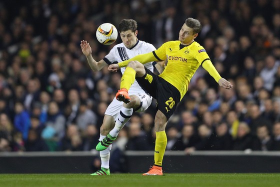 Tottenham (trắng) sẽ có cơ hội đòi nợ Dortmund. Ảnh: Getty Images
