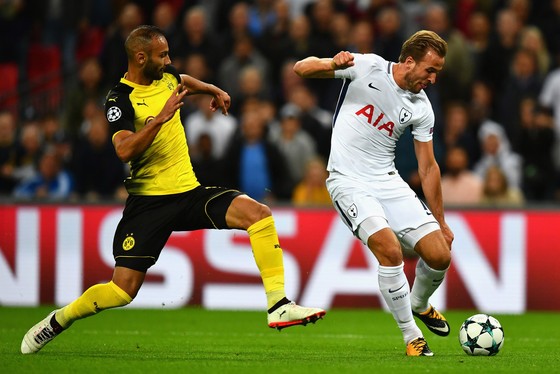 Kane (trắng) có ngày thi đấu chói sáng trước Dortmund. Ảnh Getty Images