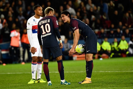 Neymar (trái) và Edinson Cavani đang tranh nhau quyền thực hiện cú đá phạt đền. Ảnh: Getty Images 