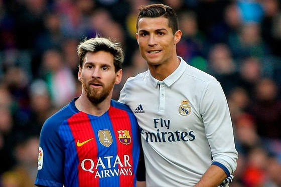 Lionel Messi (trái) và Cristiano Ronaldo đang chia sẻ kỷ lục 10 năm liền góp mặt trong đội hình. Ảnh: Theo Mirror