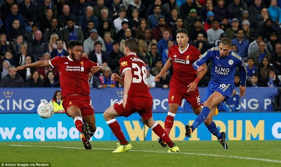 Islam Slimani hạ gục hàng thủ Liverpool ấn định chiến thắng. Ảnh: Getty Images