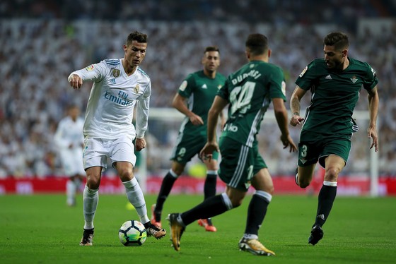 Ronaldo (trắng) đã có ngày thi đấu tệ hại trước Betis. Ảnh: Getty Images