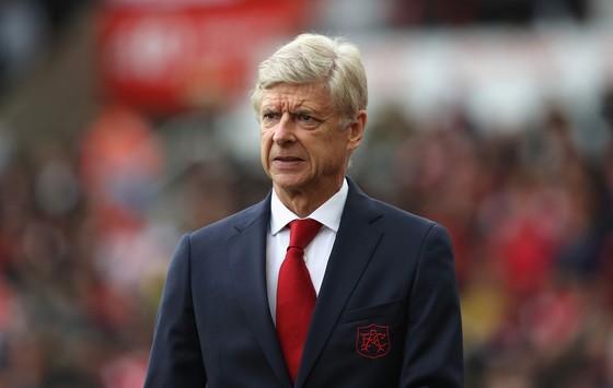 Arsene Wenger giờ sẽ phải chiến đấu hết sức mới hy vọng trở lại với Champions League. Ảnh: Getty Images