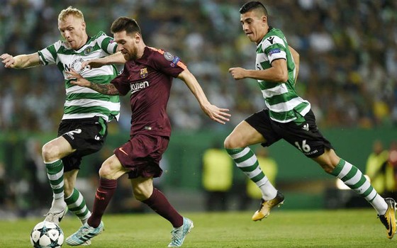 Barca (áo nâu) có chiến thắng vất vả trước Sporting. Ảnh: Getty Images