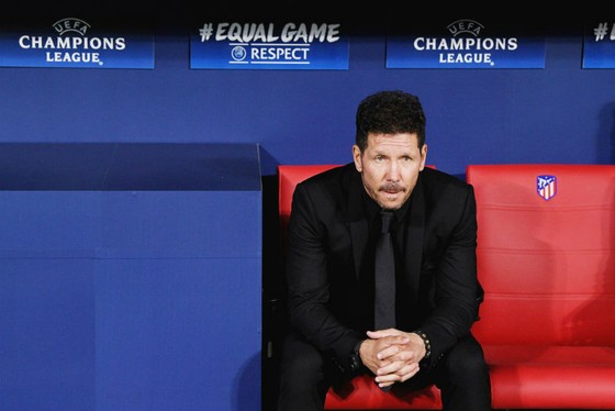 HLV Diego Simeone tỏ ra bất lực trên băng ghế huấn luyện. Ảnh: Getty Images