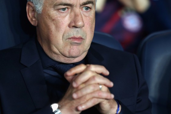 HLV Carlo Ancelotti trong trận thua Paris SG 0-3 tại Paris. Ảnh: Getty Images
