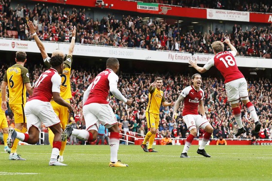 Arsenal (đỏ trắng) đã có chiến thắng trước Brighton. Ảnh: Getty Images