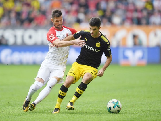 Điều quan trọng là dù chơi không tốt nhưng Dortmund (phải) vẫn giành được chiến thắng trước Augsburg. Ảnh: Getty Images