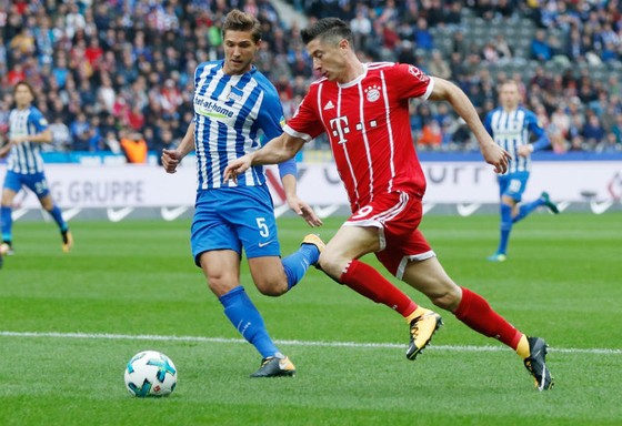 Bayern Munich (phải) bị Hertha Berlin cầm chân sau khi dẫn trước 2 bàn. Ảnh: Getty Images