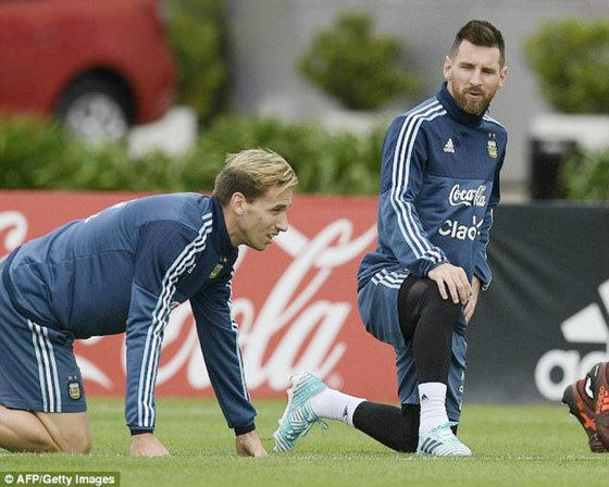 Lionel Messi đang tập trung trên sân tập. Ảnh: Getty Images