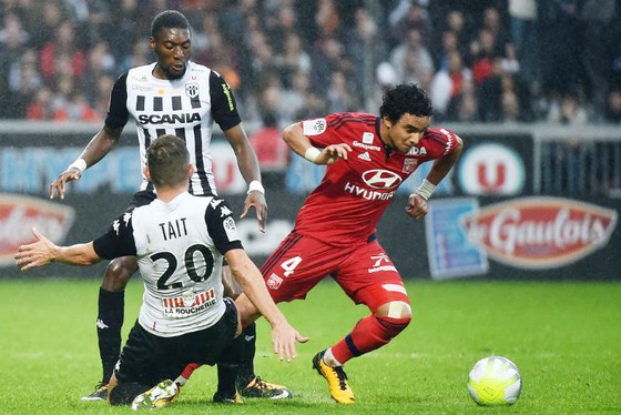 Lyon (phải) sẽ trở lại thành một thế lực đáng gờm ở Ligue 1 dưới sự điều hành của Chủ tịch Jean-Michel Aulas. Ảnh: Getty Images