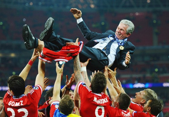 HLV Jupp Heynckes được các cầu thủ Bayern Munich tôn vinh sau khi đăng quang ở Champions League vào năm 2013. Ảnh: Getty Images