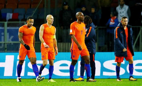 Dù thắng, các cầu thủ Hà Lan vẫn không thể vui trước cánh cửa đến Nga đã thật sự khép lại. Ảnh: Getty Images  