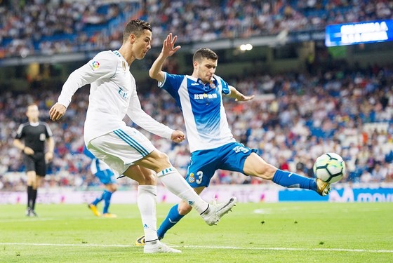 Ronaldo (trắng) cần phải sớm tìm lại cảm giác ghi bàn tại La Liga. Ảnh: Getty Images