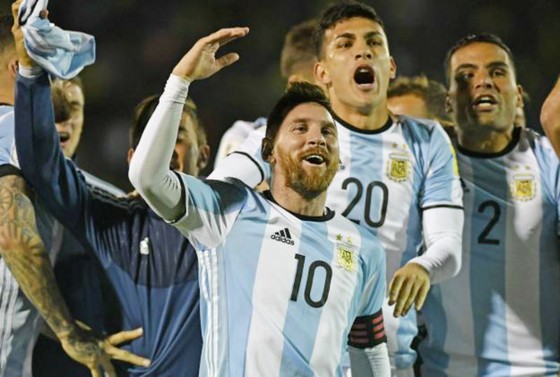 Lionel Messi và đồng đội tuyển Argentina mừng chiến thắng. Ảnh: Getty Images  
