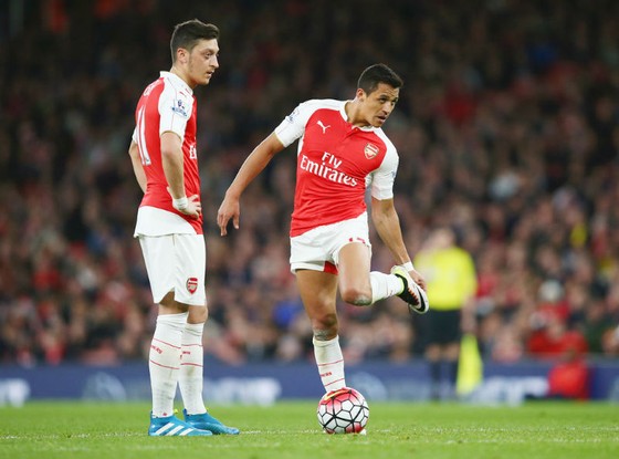 Mesut Oezil (trái) và Alexis Sanchez có thể ra đi. Ảnh: Getty Images  