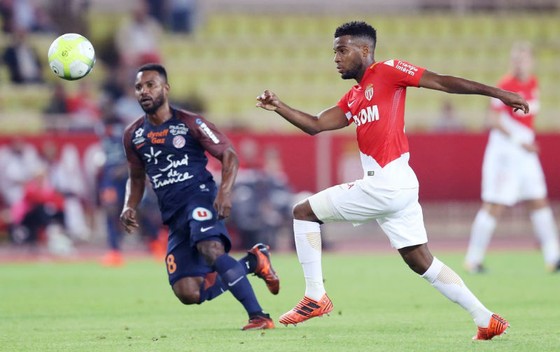 AS Monaco (phải) khó có thể nghĩ đến chuyện giành trọn 3 điểm trên sân của Lyon. Ảnh: Getty Images  