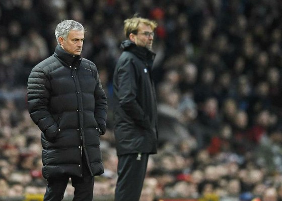 Kenny Dalglish tin rằng Mourinho sẽ không dũng cảm đôi công với Jurgen Klopp. Ảnh: Getty Images  