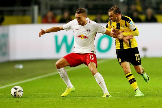 Marcel Schmelzer (phải), một trong những hậu vệ của Dortmund sẽ vắng mặt ở trận đấu với RB Leipzig vì chấn thương. Ảnh: Getty Images  