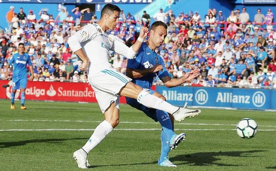 Ronaldo (trái) giải “cơn khát” bàn thắng sau hơn 7 vòng đấu tại La Liga. Ảnh: Getty Images