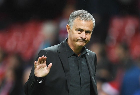 Jose Mourinho đang cố giảm áp lực cho cầu thủ trước trận đại chiến tại Liverpool. Ảnh: Getty Images  